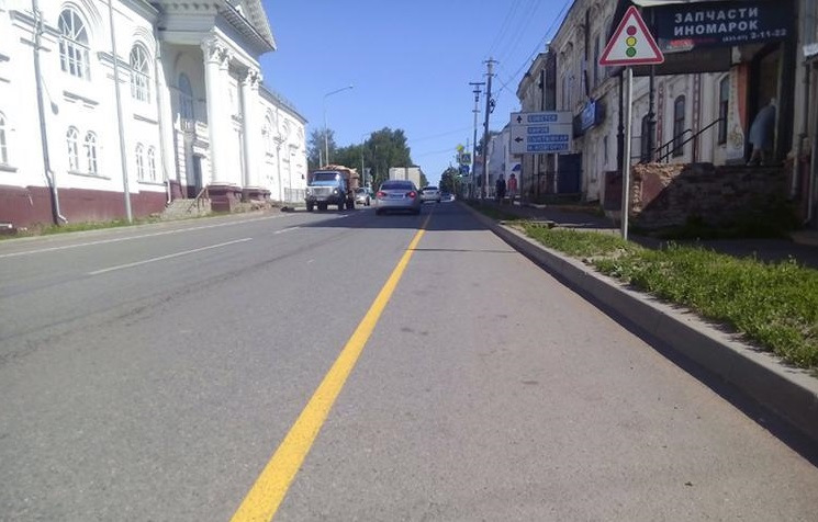 Желтая разметка с права