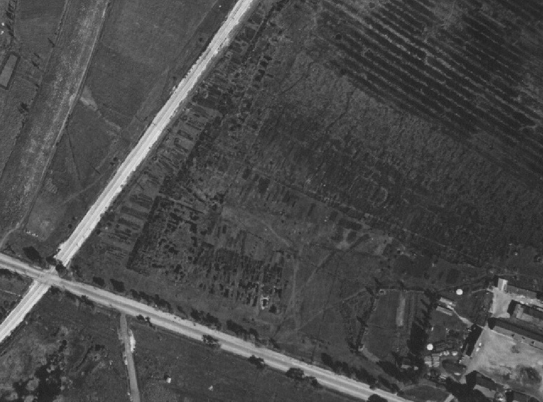 Аэрофотоснимок 1943 года. Торфоразработки между г.Псковом и Крестами. Слева переезд крестовского шоссе через морозовскую ветку. 