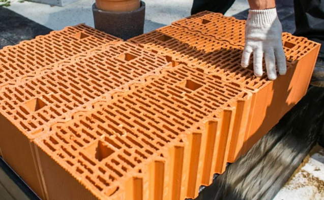 ДОМА ИЗ КЕРАМИЧЕСКОГО БЛОКА: преимущества и этапы строительства