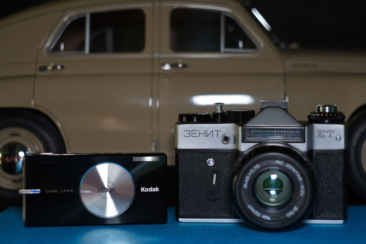 Kodak EasyShare V610 в сравнении с Зенитом ET. Можно было сравнить и с коробком спичек, но так как-то серьёзнее ;)