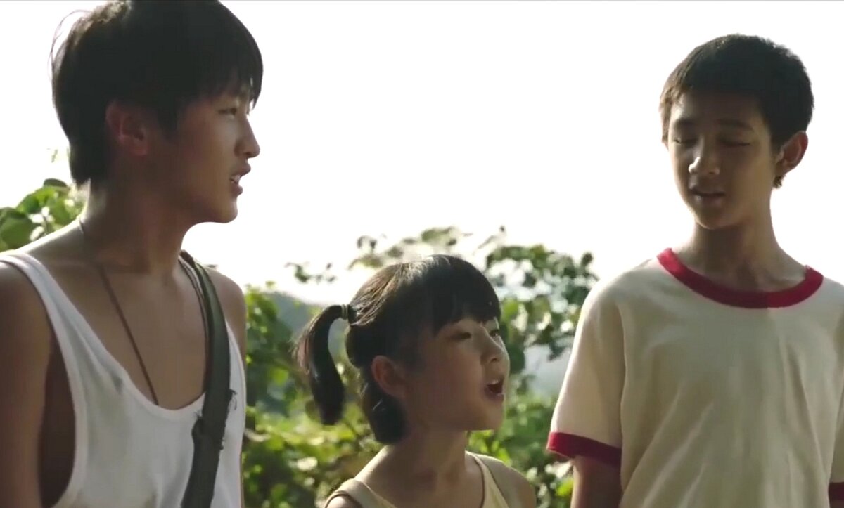 Завязка: счастливые дети на прогулке. Они ещё не знают, что их ждет