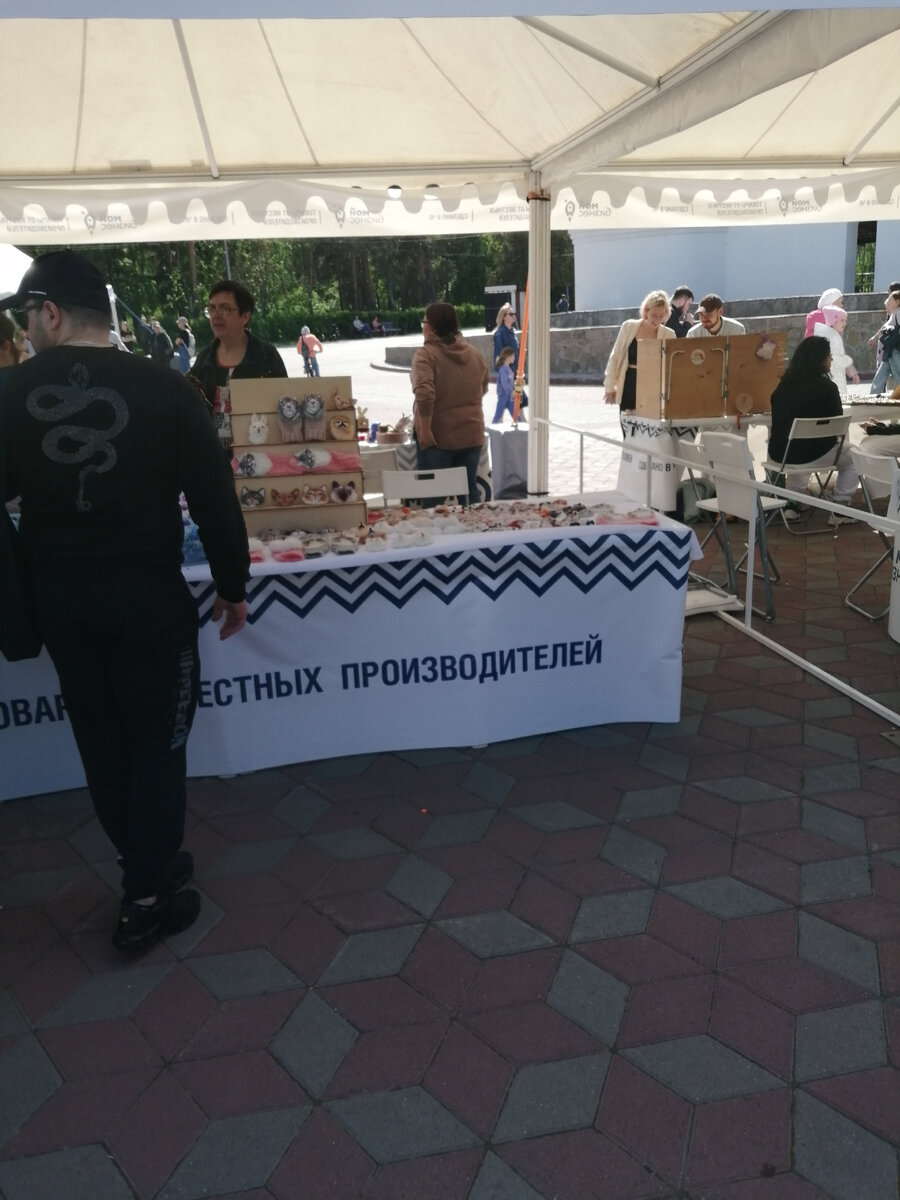 ветер все сдувал, поэтому варежки уже просто лежат