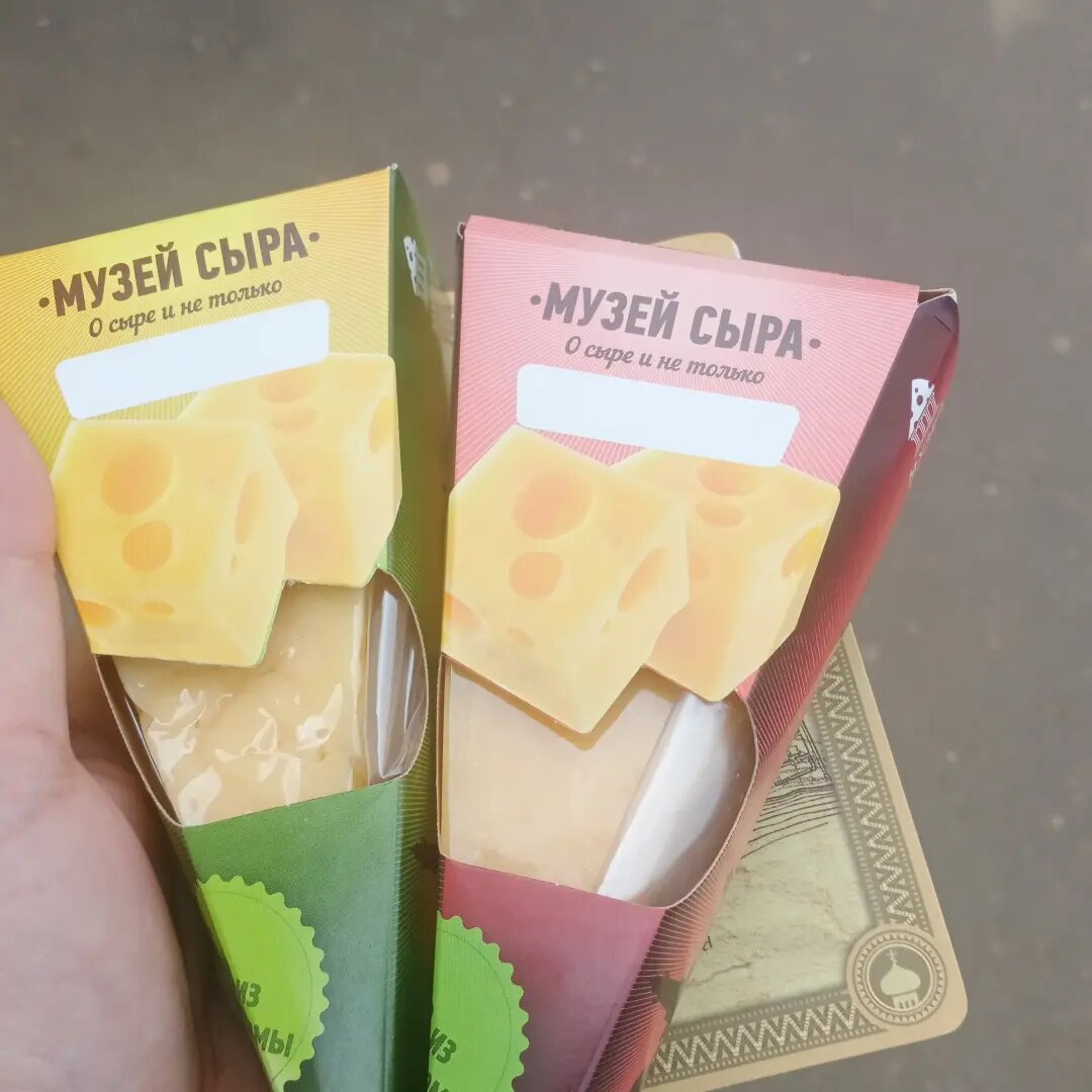 Сразу делюсь купленными сувенирами,это два вида сыра и маленький путеводитель по Костроме за 50р(все вместе обошлось мне в 350р)
