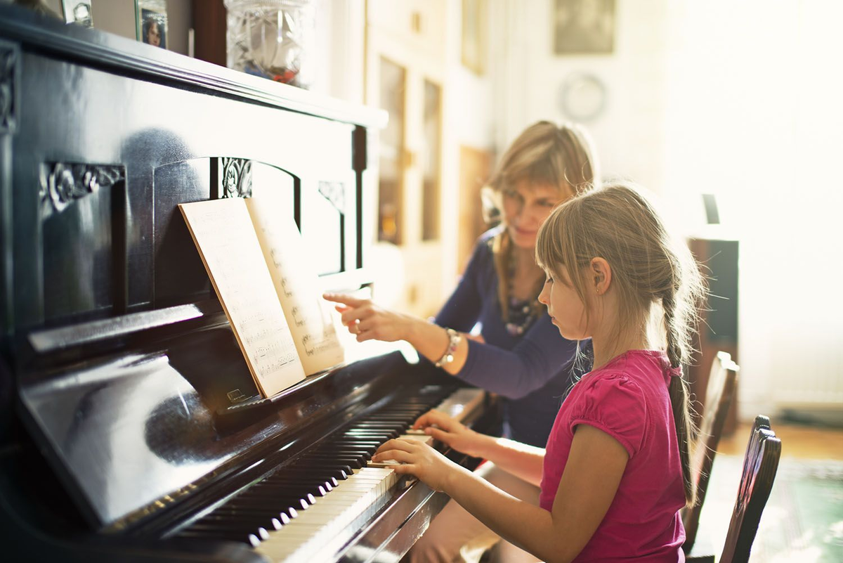 Хочу учиться песни. Дети в музыкальной школе. Уроки фортепиано. Урок в музыкальной школе. Пианино для детей.