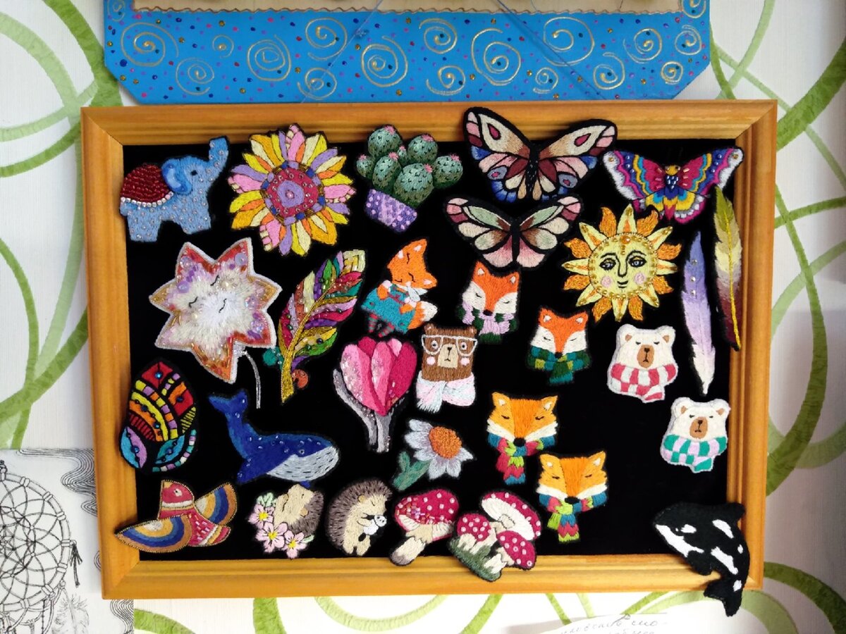 Моя палитра брошей) Я их не прячу - висят прям на стене - радуют) И видно их тут здорово! 