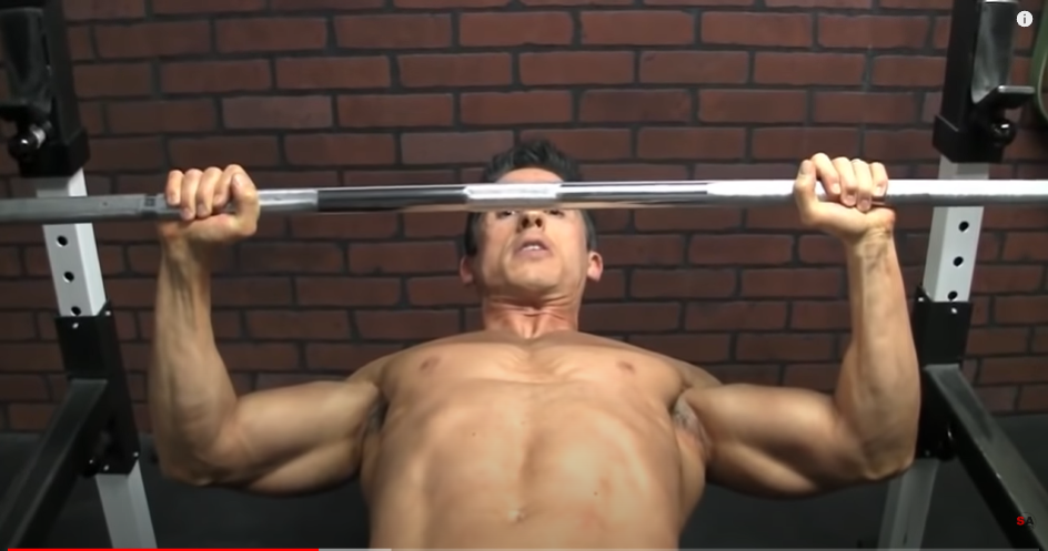 Иногда приходится останавливать штангу в 20 см от касания груди чтобы избежать отведения локтей назад и внутренней ротации плечевого сустава.