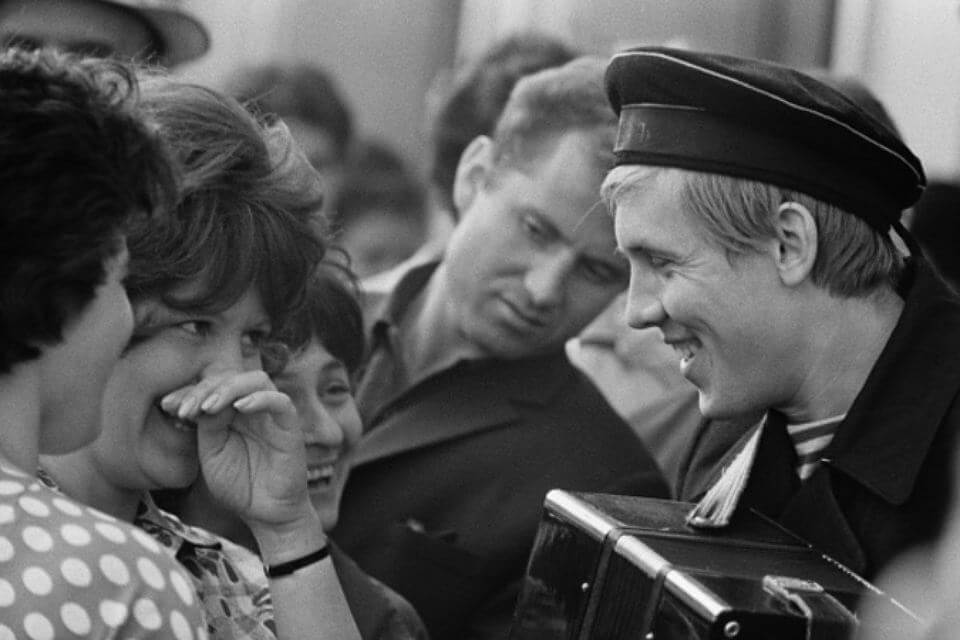 Он родился в красивом селе Быстрый Исток меньше, чем за сутки до начала войны. Его отец был председателем колхоза и твердо был уверен в том, что его Валерку никуда его крестьянские корни не отпустят.-6