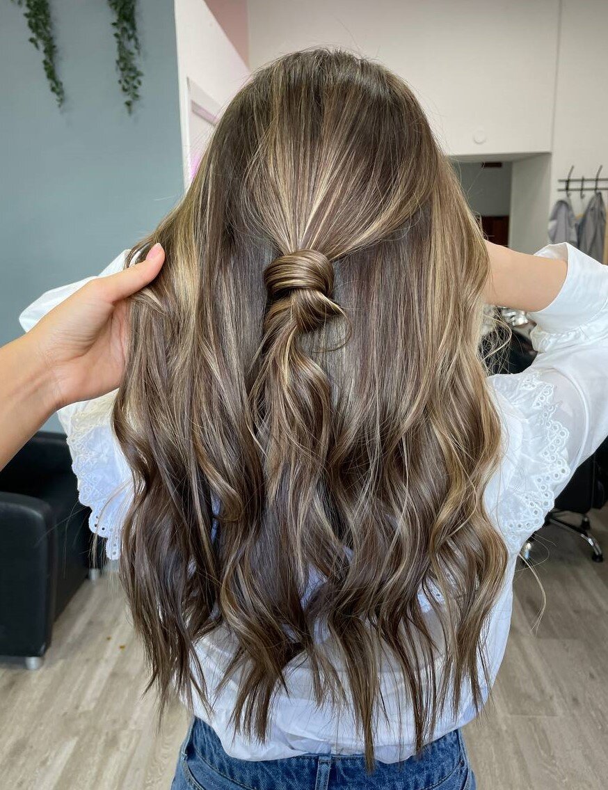 Работа стилиста салона Kosa Colour Studio.