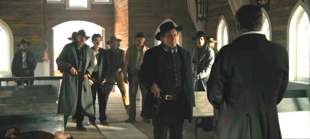 Когда видишь Гэбриэла Бирна в церкви, невольно вспоминаешь "Конец света" (1999) со Шварценеггером, где Бирн хаживал по церквям Нью-Йорка в образе аж самого дьявола.