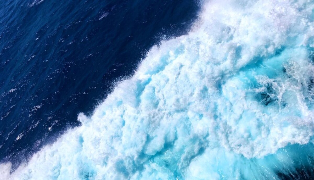 Море с воздуха. Почему в Атлантическом океане вода синяя. Море воздух острова. Книга голубые воды в океане.