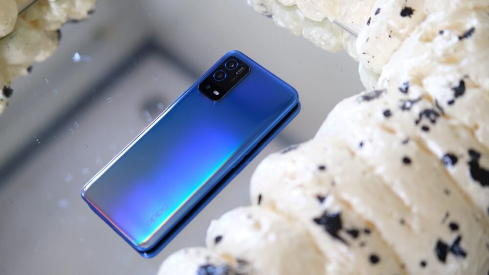    Телефон в синем цвете имеет глянцевое покрытие и переливается на свету разными оттенками. Фото: yugatech.com