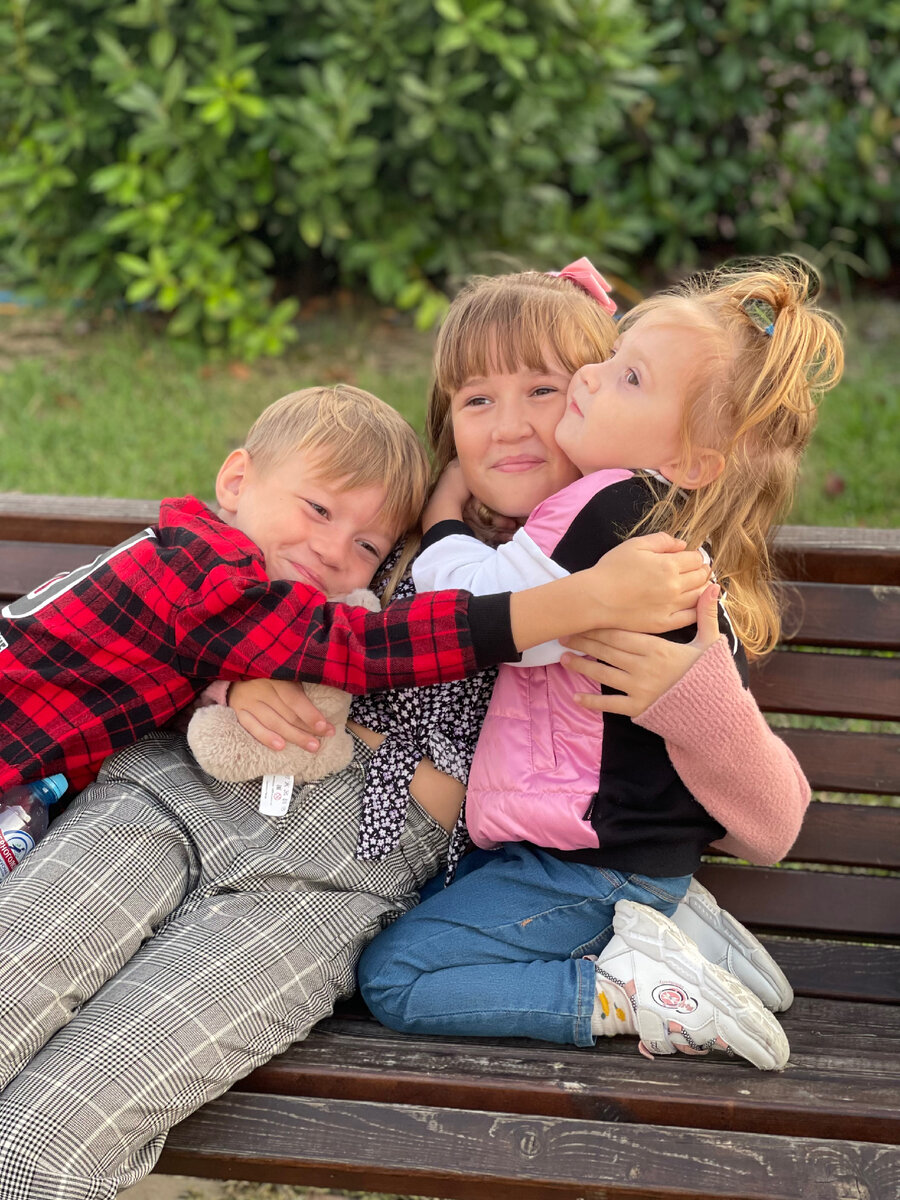 Больше всех улыбаются дети. Им без разницы на все придуманные заботы. Попробуйте обратиться в детство.