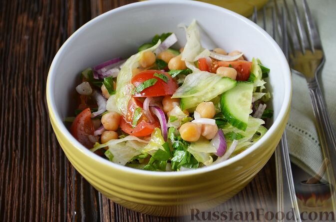 нут, огурцы, помидоры черри, лук красный, салат айсберг, масло растительное, сок лимонный, кориандр, петрушка, перец чёрный молотый, соль