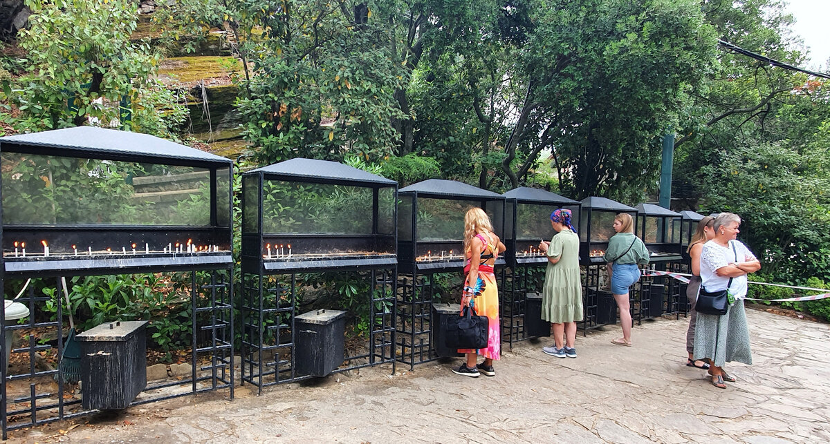 Рядом с домиком можно поставить свечи