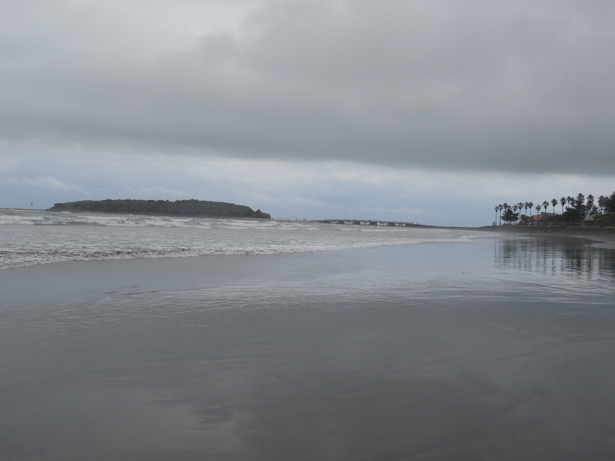 остров Аошима с берега, буквально через дорогу от дома моего хоста.