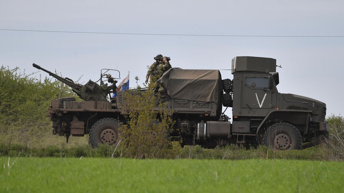    Военнослужащие ВС РФ у зенитной установки ЗУ-23 на базе автомобиля "Урал Торнадо" на Харьковском направлении© РИА Новости