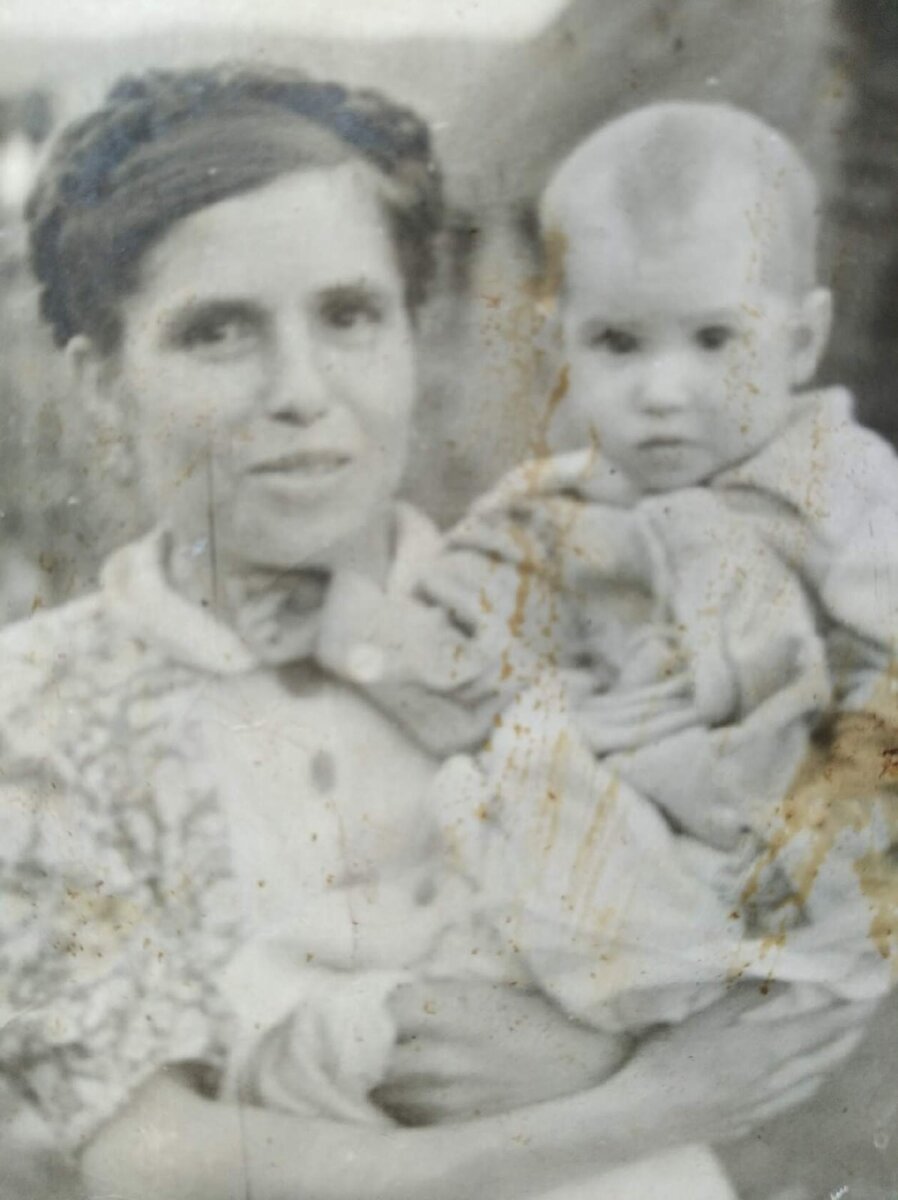 на фото Анна Ильинична с дочерью Галиной, 1949-1950 гг