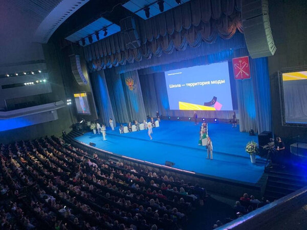 Дефиле, состоявшееся на педсовете в Петербурге. Обложка © Газета "Петербургский дневник" / Анастасия Бирюкова