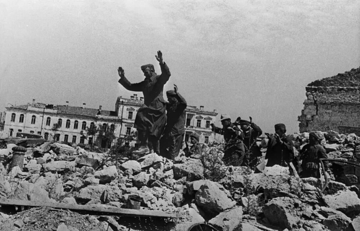 Пленные немцы на развалинах Севастополя около Графской пристани // Sputnik / Евгений Халдей
