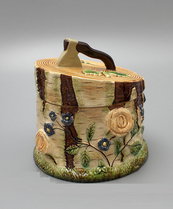 Любимая многими фарфоровыми предприятиями России форма в виде чурбана и воткнутого в него топорика (при этом топорик служит ручкой или, как в данном виде, хватом крышки). Коробочка-шкатулка. Тверская фабрика, фаянс. Фото взято из свободного доступа в интернете.