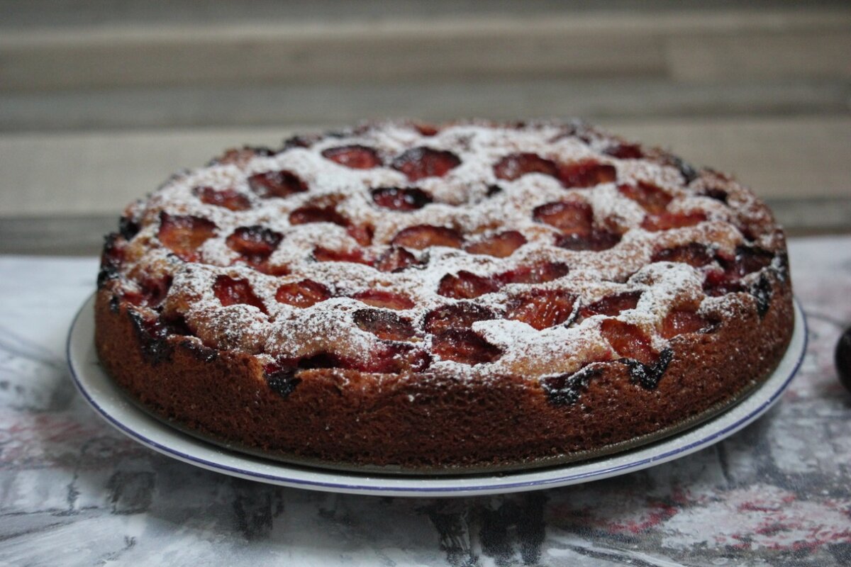 Ароматный сливовый пирог приобретает неповторимую ноту вкуса благодаря апельсиновой цедре🍊