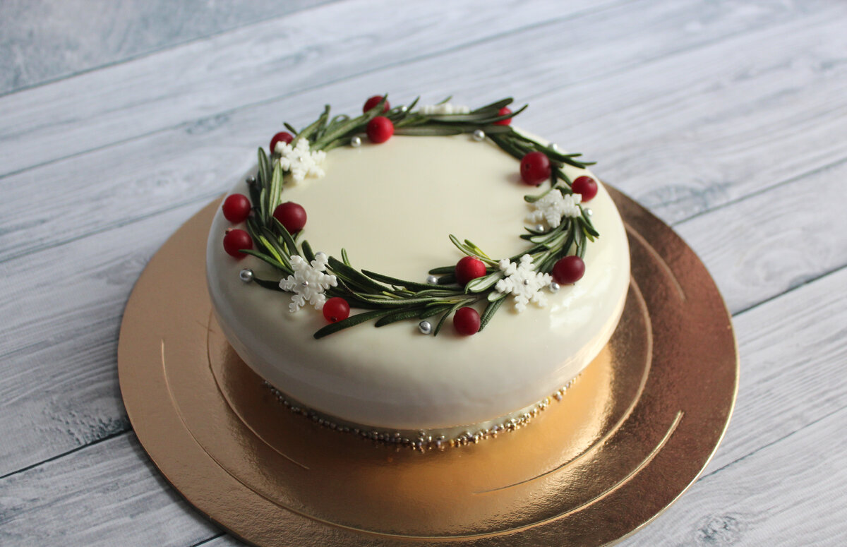 Муссовый торт с зеркальной глазурью, клюквой и розмарином (фото из личного архива работ автора)