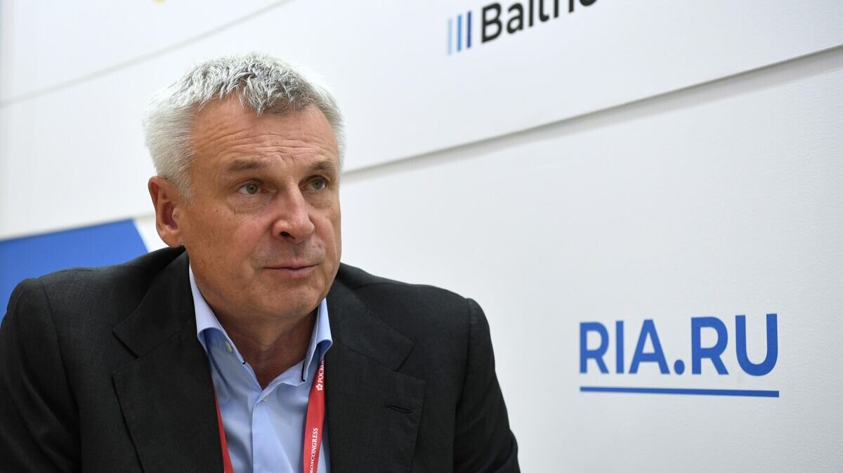    Губернатор Магаданской области Сергей Носов во время интервью на стенде Международного информационного агентства "Россия сегодня" на Восточном экономическом форуме© РИА Новости / Александр Кряжев