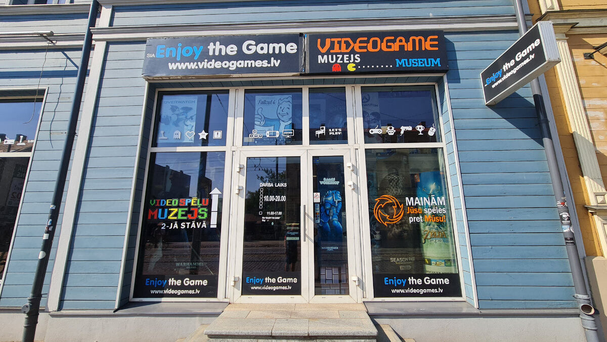 Наличие большого количества плакатов, значков и надписей несомненно дает прохожему знать, что тут творится что-то гиковское...