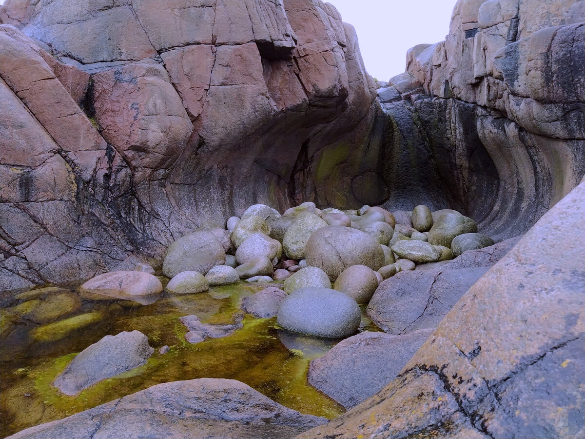 Грот в прибрежных скалах. Вода действительно была такого кислотного цвета из-за водорослейэ