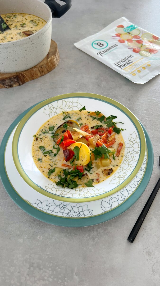 Сырно-сливочный суп с красным перцем и цукини