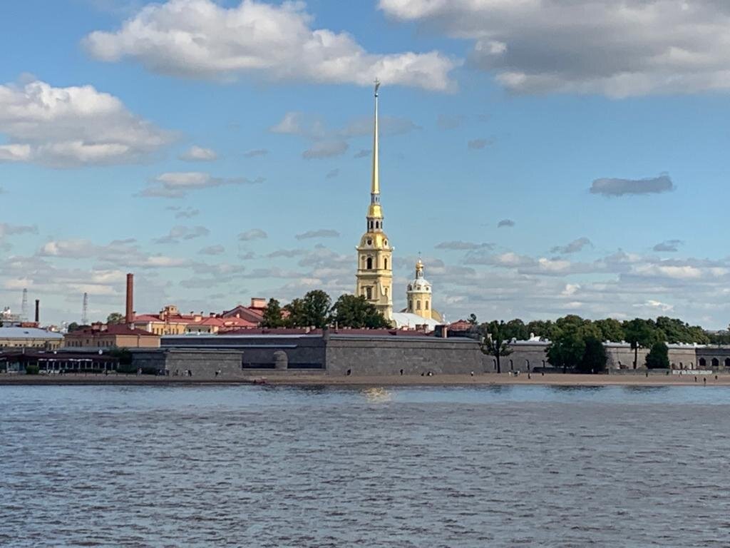 Вид на Петропавловский собор со стрелки Васильевского острова.