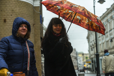    Женщины без маски под зонтом осенью в Москве ©Пелагия Тихонова РИАМО