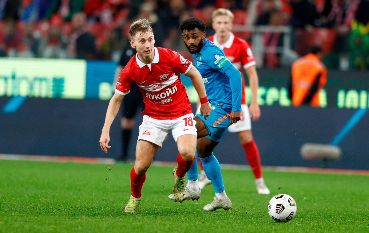 Наиль Умяров против Вендела в матче "Спартак" - "Зенит". Фото: globallookpress