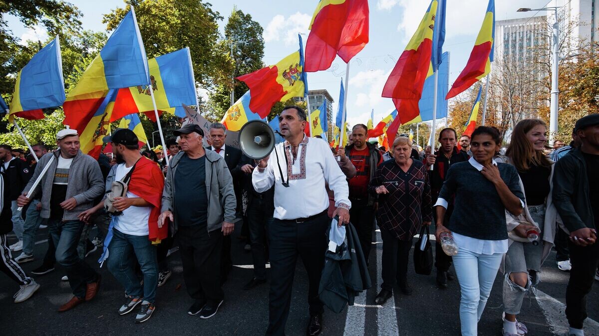    Участники акции протеста оппозиции перед зданием администрации президента Молдавии в Кишиневе© Sputnik / Дмитрий Осматеско