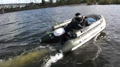 Перед рыбаками, решившими переместиться с берегов на воду, встает вопрос о выборе плавсредства. В магазинах полно лодок разных размеров и типов. Какую выбрать? Для рыбалки на небольших озерах и речках со слабым течением опытные рыбаки советуют приобрести обычную резиновую надувную лодку с веслами. А вот любителям поохотиться на крупных хищников, обитающих в широких и глубоких водоемах, не обойтись без серьезного транспортного средства с мотором, например алюминиевую или пластиковую. Что еще учитывать при покупке?