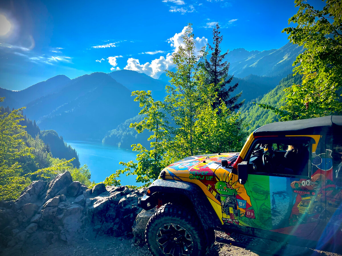 Вид на озеро Рица с одной из смотровых площадок.