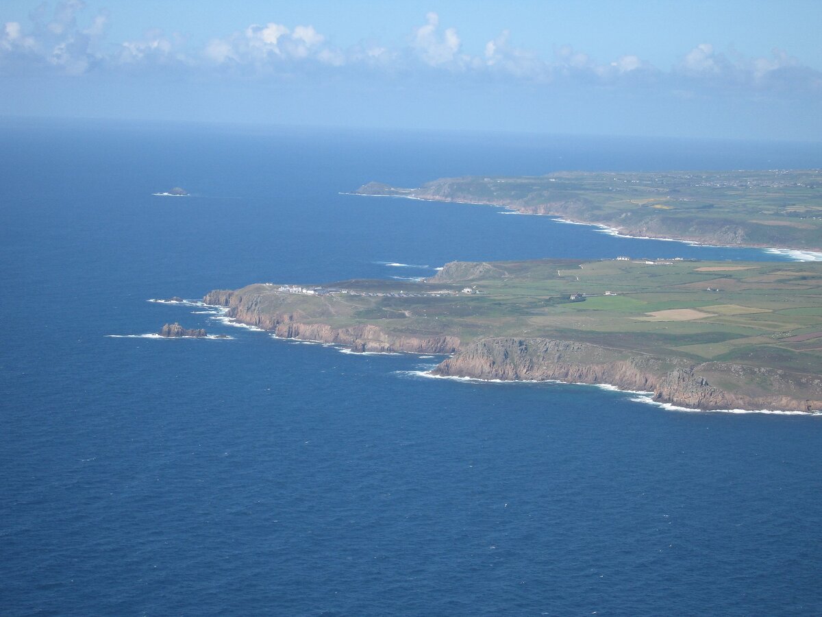 Лендс-Энд и мыс Корнуолл https://commons.m.wikimedia.org/wiki/File:Lands_End,_Cape_Cornwall,_Brisons_-_aerial_photo.jpg