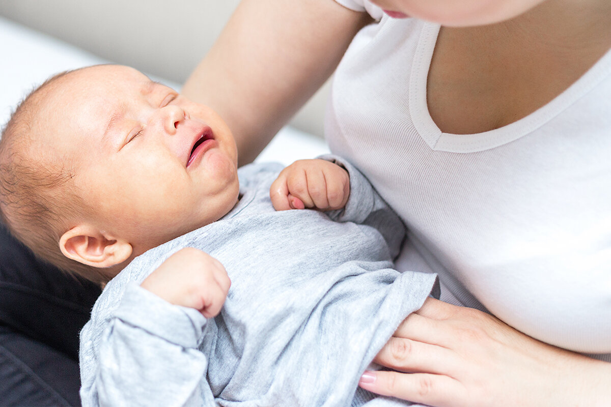 Кормление новорожденных при коликах. Искусственное вскармливание новорожденного. Цвет срыгивания у новорожденных при грудном. Комфорт бейби кормление новорожденного. Колики у новорожденного как помочь малышу.