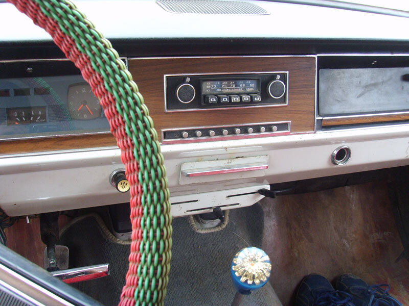   Типичные тюнинговые элементы салона начала 1970‑х: оплетка на руль и цветочек на рычаг переключения передач.