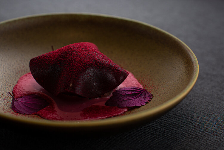 Крудо из тунца под вуалью из черной смородины