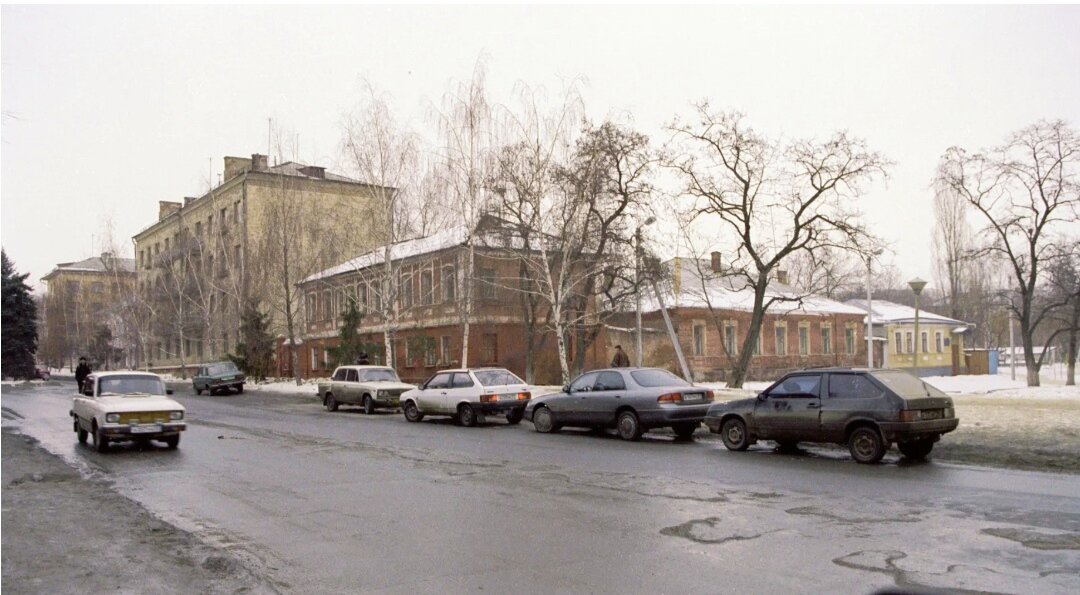 Это фото начала 2000-х, более раннего не нашла. Но здесь моя четырëхэтажка стоит ещё среди старинных домиков. 👉