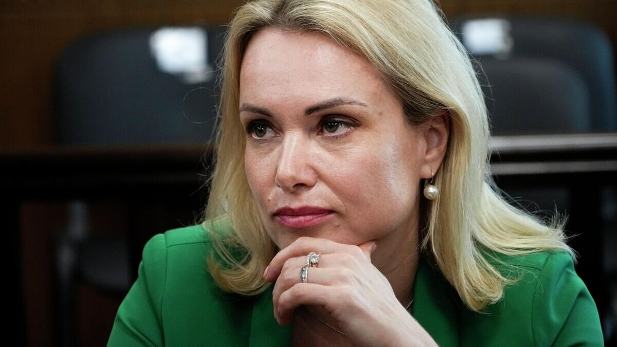    Бывшая сотрудница "Первого канала" Марина Овсянникова© AP Photo / Alexander Zemlianichenko
