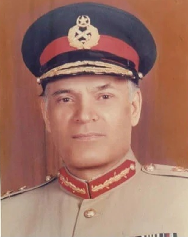 Генерал Ахтар Абдул Рахман. Его имя недавно фигурировало в международных отчетах о сотнях миллионов долларов на швейцарских счетах, которые он украл из американских денег. Таких мошенников в истории Пакистана немало. (Shahjahan прокомментировал 2 месяца назад)