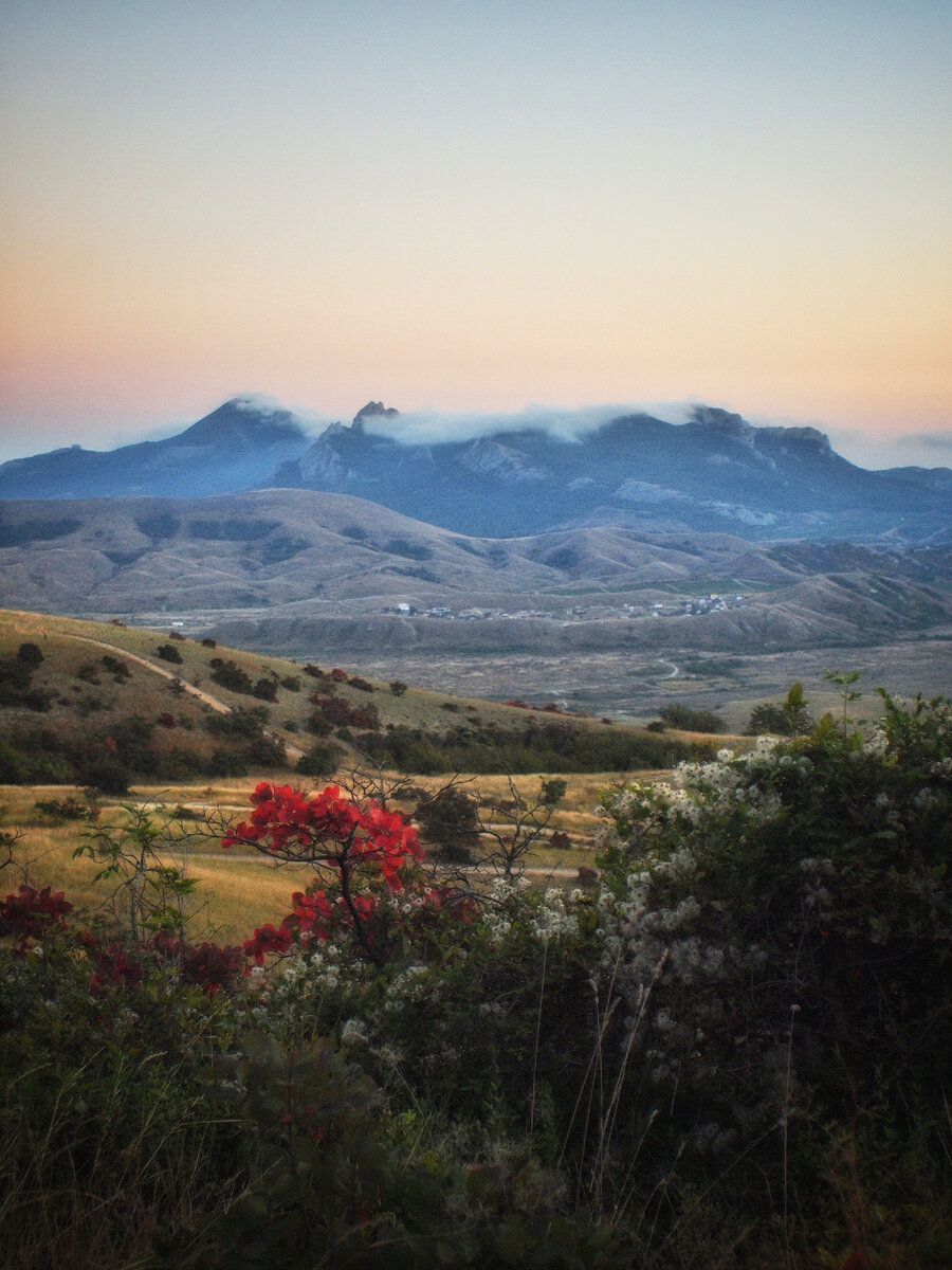 Величественный Карадаг на закате