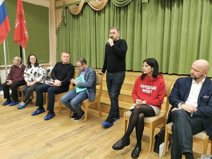 Члены Общественного штаба по КРТ на встрече с жителями Кировского района СПб. Стоит Александр Бельский. Источник: ТГ-канал "SPEAKer Бельский"