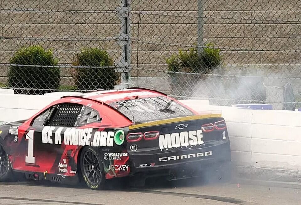    Алексей Попов: Правила NASCAR не запрещают врезаться в стенуNASCAR