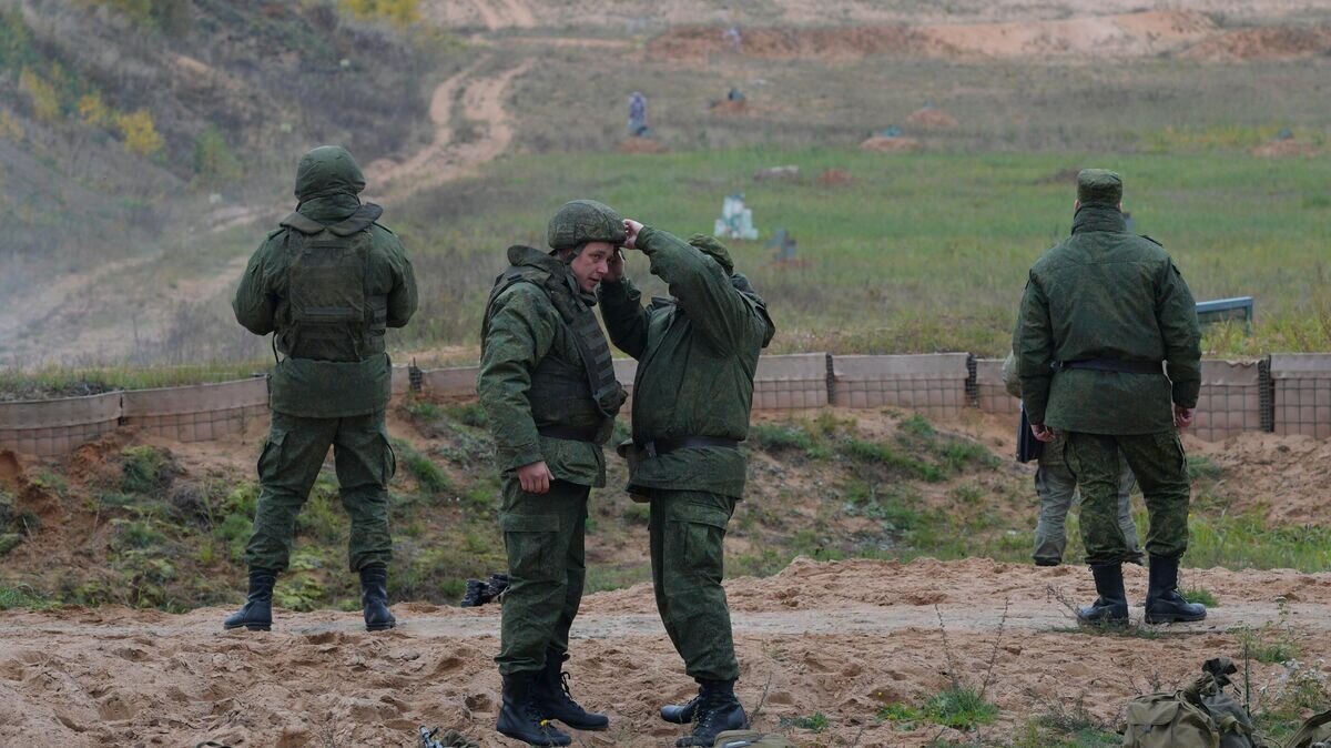    Мобилизованные граждане во время занятий по боевой подготовке на базе военного полигона в Ленинградской области© РИА Новости / Александр Гальперин