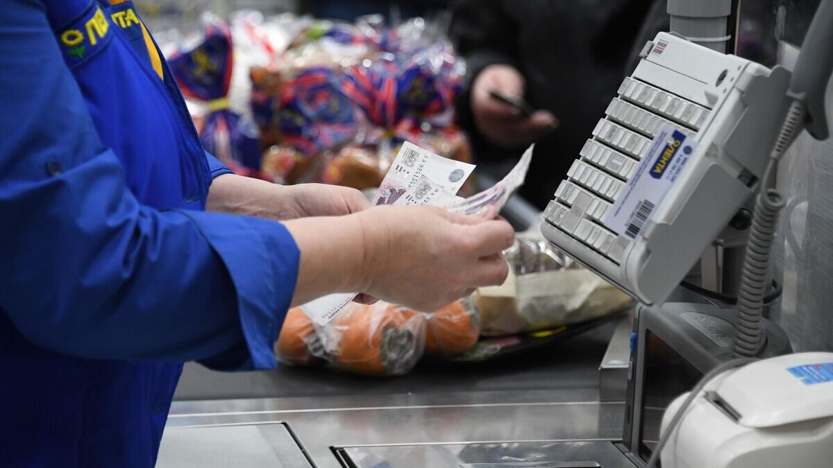    Кассир считает деньги в супермаркете сети "Лента" в Москве© РИА Новости / Григорий Сысоев