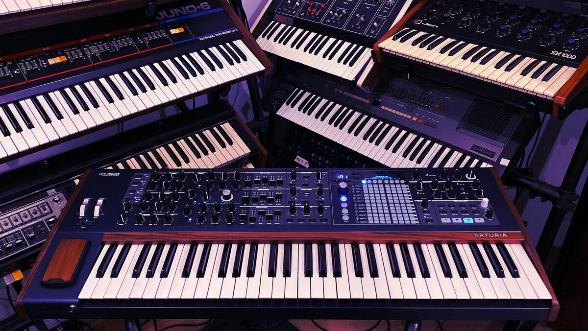 Synth a sette. Первые синтезаторы. Клавиатура фортепиано картинка. Современный синтезатор фото. Синти тайм