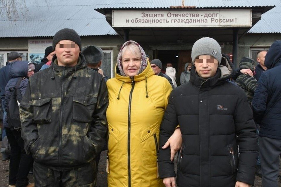     Глава Алейского района Светлана Агаркова с военнослужащими  из личного архива героя(ев) публикации